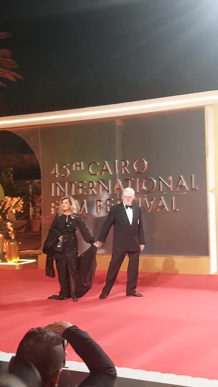 حسين فهمى وزوجته أول الحاضرين لافتتاح مهرجان القاهرة السينمائى