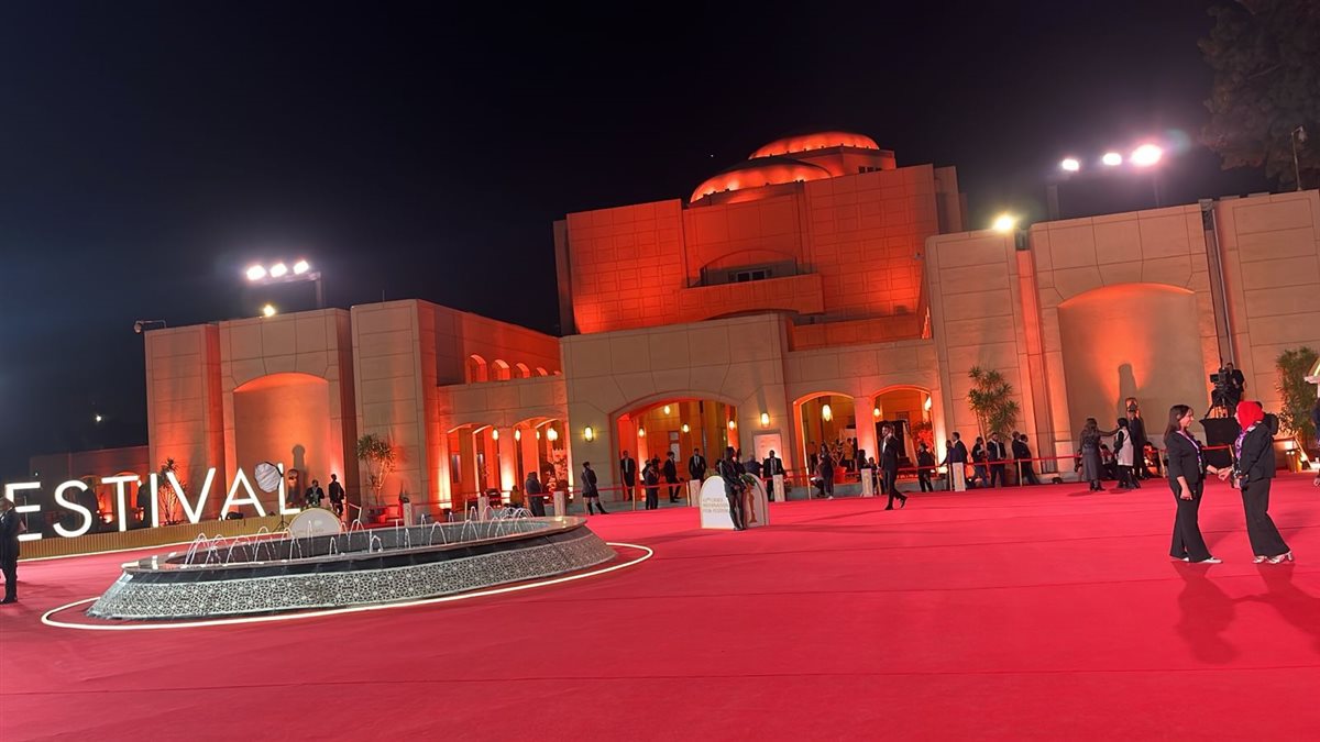 الاستعدادات الأخيرة لفعاليات ختام مهرجان القاهرة السينمائى الدولى