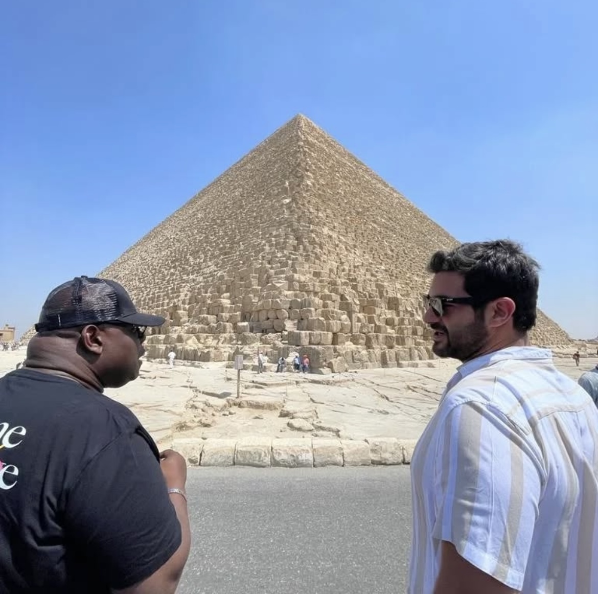 ربيع مع كارل كوكس أمام الاهرامات