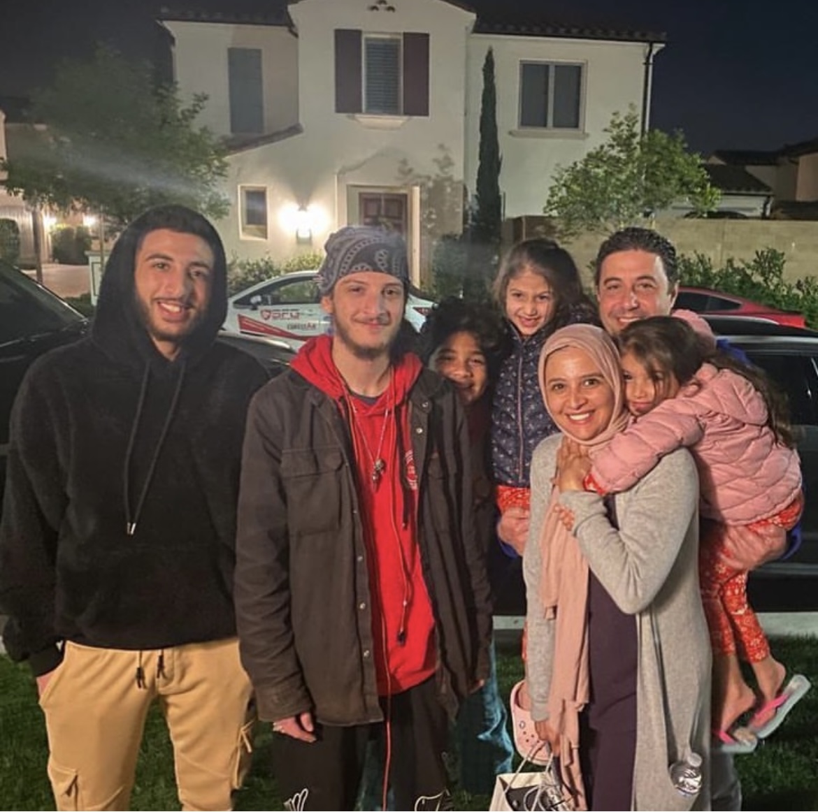 حنان مع أبناءها الخمسة وزوجها الحالي