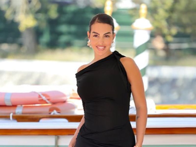 إطلالة جورجينا بالأبيض تخطف الأنظار