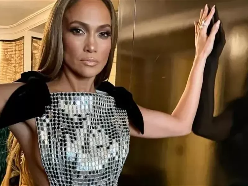 بعد إطلالتها المزعجة.. إليك أجرأ إطلالات جينيفر لوبيز