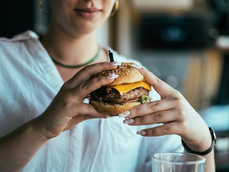 تناول اللحوم قد يدمر بشرتك.. فاحذريه