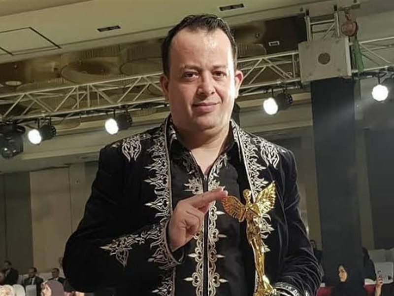 تكريم كريم أكروف في مهرجان الفضائيات كأفضل مصمم أزياء جزائري