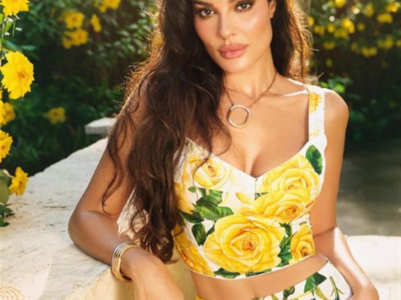 نادين نسيب تلفت الانتباه في مهرجان الفضائيات بفستان من زهير مراد