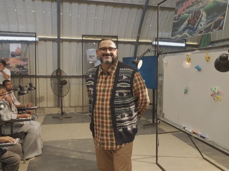 باستايل تسعيناتي.. أكرم حسني يظهر في الحلقة الثانية من مسلسل “ديبو”