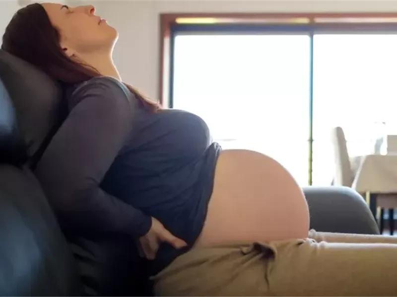 هل ألم الفخذ من أعراض الحمل؟ 5 اسباب