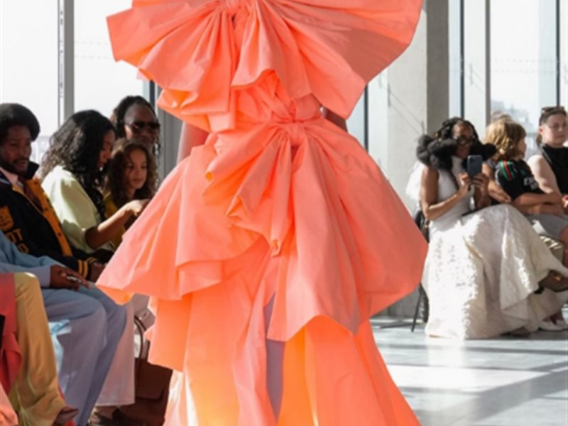 شاهدي مجموعة روكساندا في أسبوع الموضة بلندن