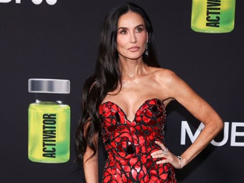 ديمي مور بإطلالة من أوسكار دي لارينتا في العرض الخاص لفيلمها