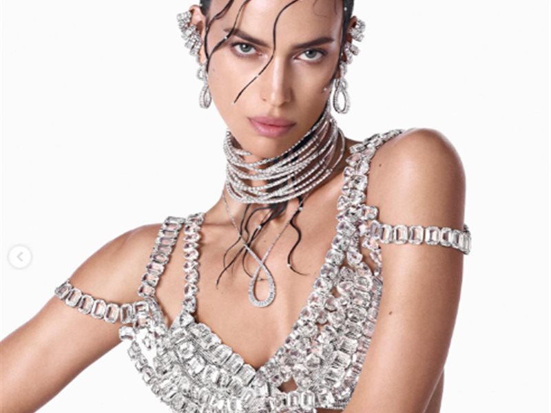 إيرينا شايك بإطلالة شفافة تثير الجدل في ميلانو