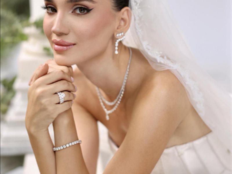 ساندي تابت بإطلالة ملكية من نيكولا جبران في زفافها