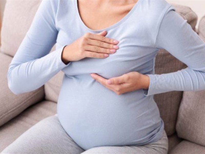 تسرب اللبأ من الثدي أثناء الحمل.. هل هو طبيعي؟