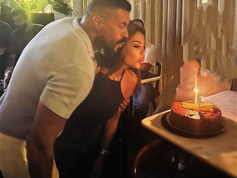 برسالة رومانسية.. خالد سليم يحتفل بعيد زواجه الـ 14