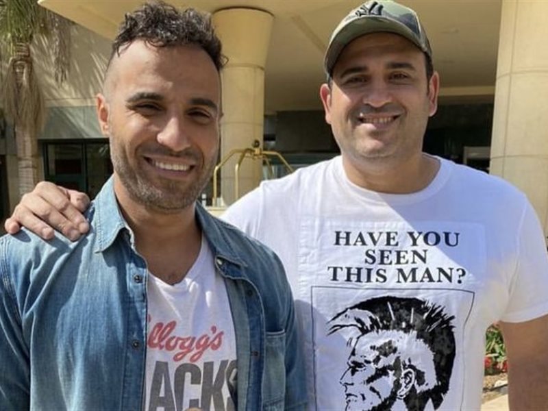 أحمد فهمي عن أكرم حسني: “لما بنسافر بياخد معاه أبجورات و مولد كهربا”