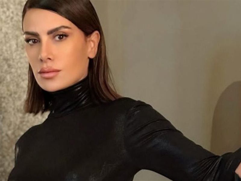 صبا مبارك تستعرض رشاقتها بإطلالة عصرية وجذابة