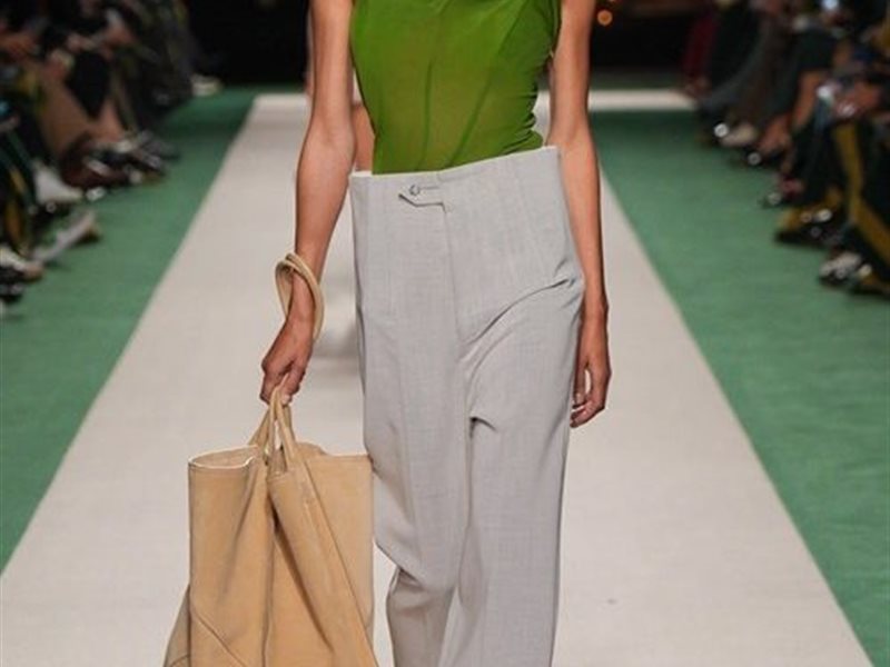 مجموعة فيكتوريا بيكهام لربيع وصيف 2025.. مزج فني بين الأزياء والجسد