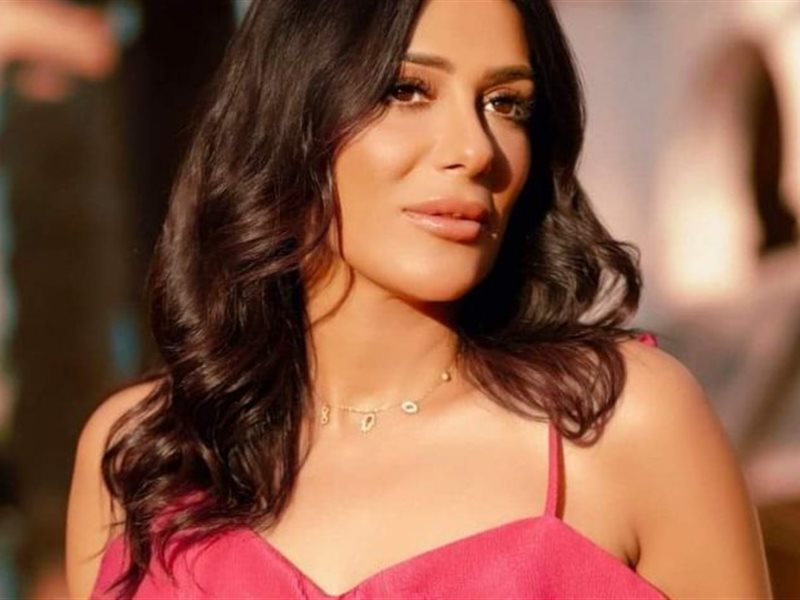 إنجي المقدم تودع الصيف بإطلالة مفعمة بالحيوية والأنوثة