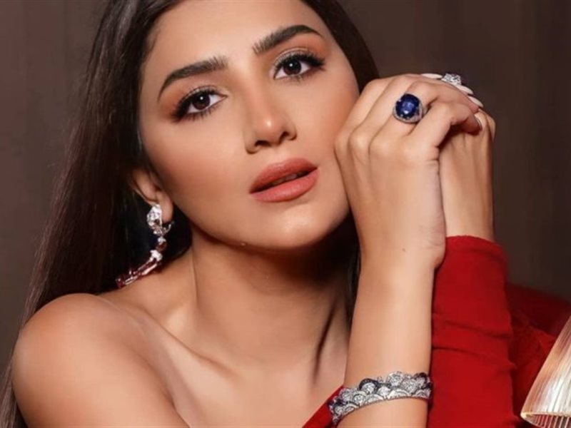 مي عمر تتألق بإطلالة حيوية في شوارع إيطاليا