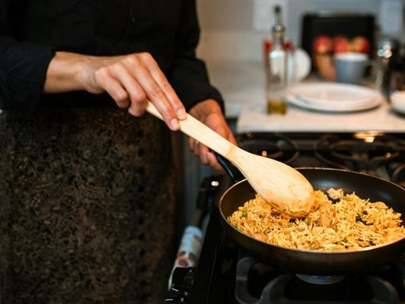 حضّري نودلز الأرز المقلي مع الخضراوات والبيض وجدّدي من مطبخك