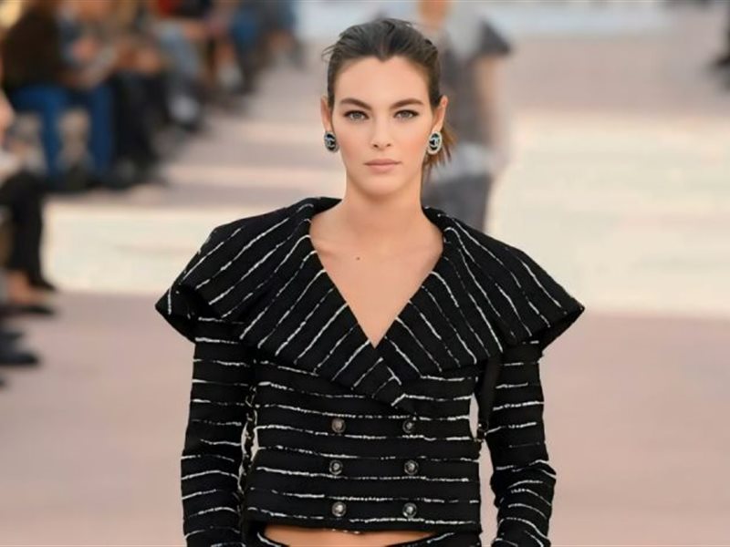 شانيل تتألق في ختام أسبوع باريس للموضة 2024 بعرض ربيعي يجسد الأناقة الفرنسية