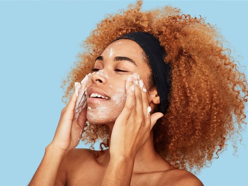 قواعد غسل الوجه.. ما يجب وما لا يجب فعله 