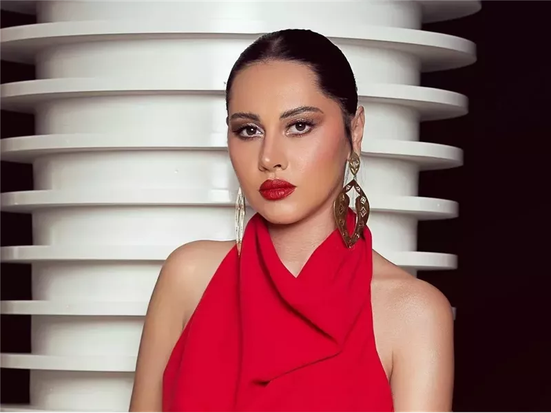 أسماء جلال تبحث مع ياسمين رئيس على فستان زفاف في برومو 