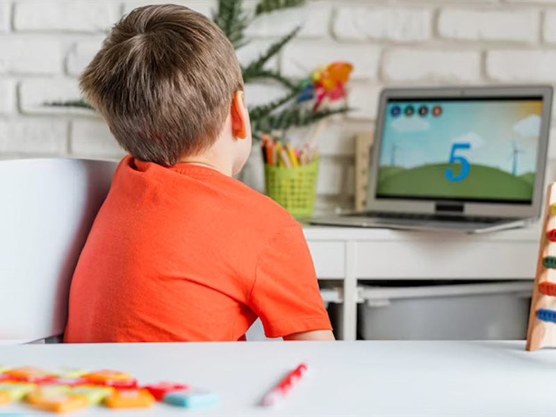 هل الشاشات تسبب التوحد؟.. استشاري أطفال تجيب 