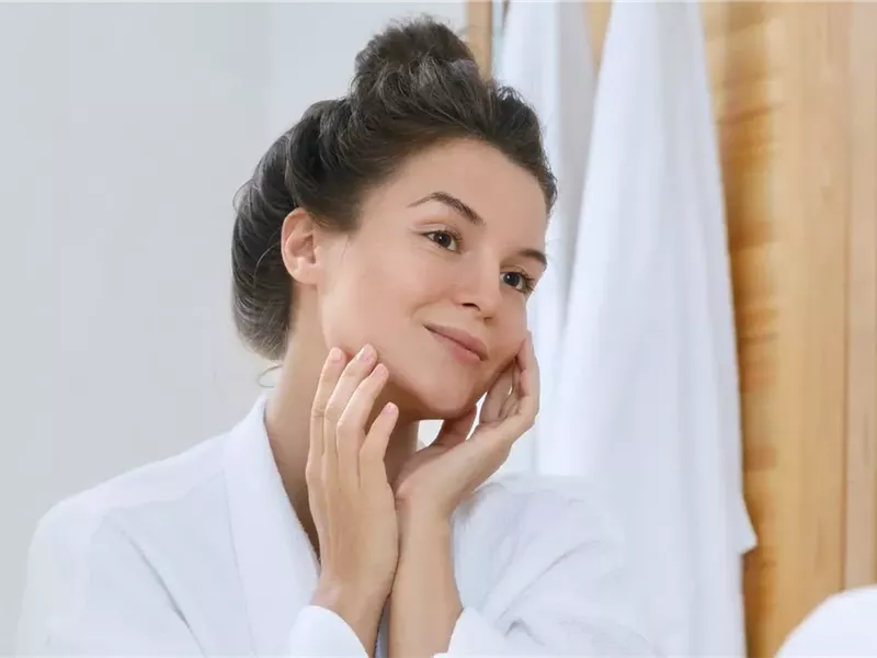 4 أخطاء ترتكبينها ليلًا تؤثر على صحة بشرتك