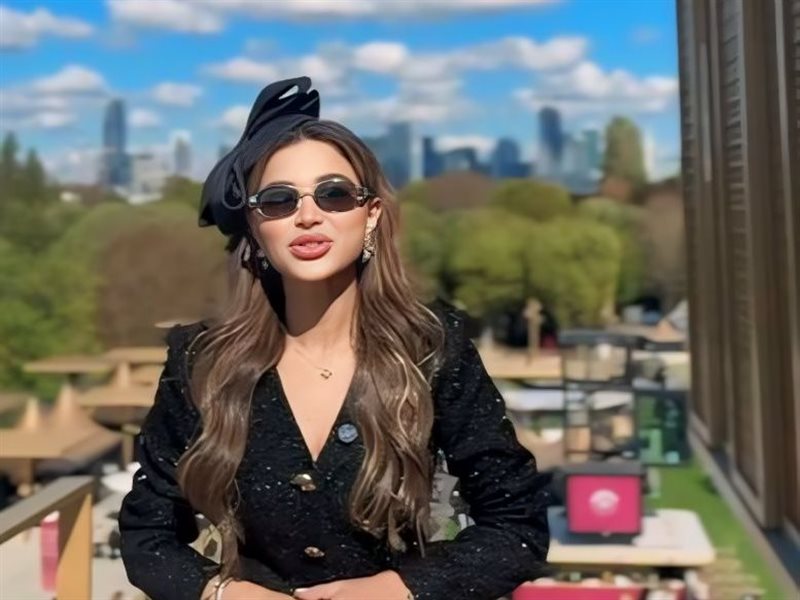 نهى نبيل تتألق بإطلالة ساحرة في سباق جائزة قطر قوس النصر للخيل في باريس 