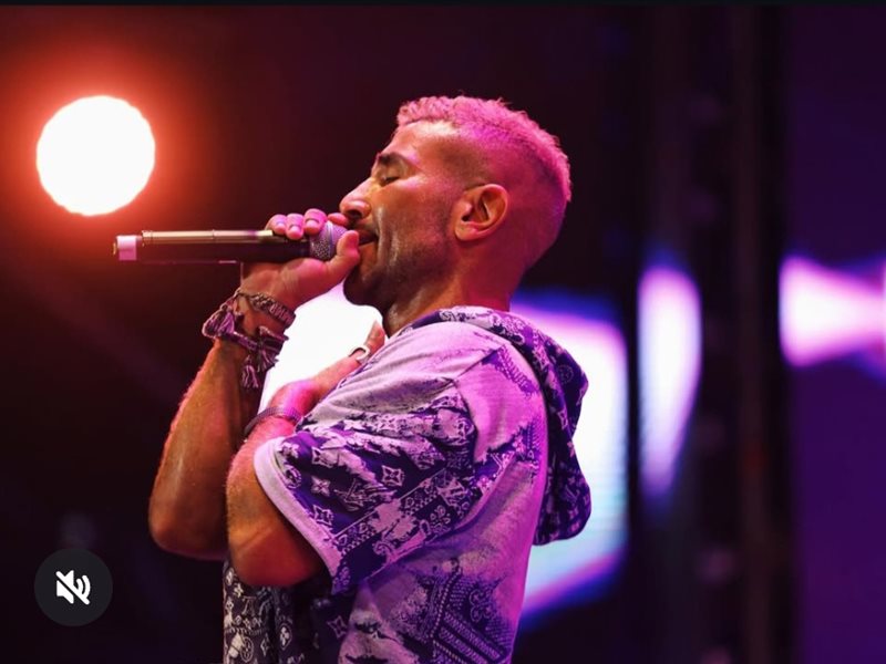 الظهور الأول لأحمد سعد في أولى حفلاته بالسعودية بعد إجرائه عملية جراحية  