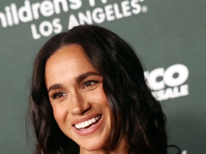 ميغان ماركل تتألق في سهرة خيرية بفستان معاد تدويره 