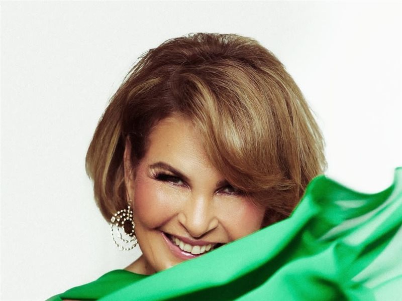 يسرا تتألق بفستان أخضر  بتوقيع  إيلي صعب في افتتاح مهرجان الشارقة