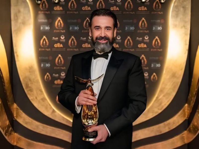 تفاصيل تعاقد كريم عبدالعزيز على مسرحية جديدة 