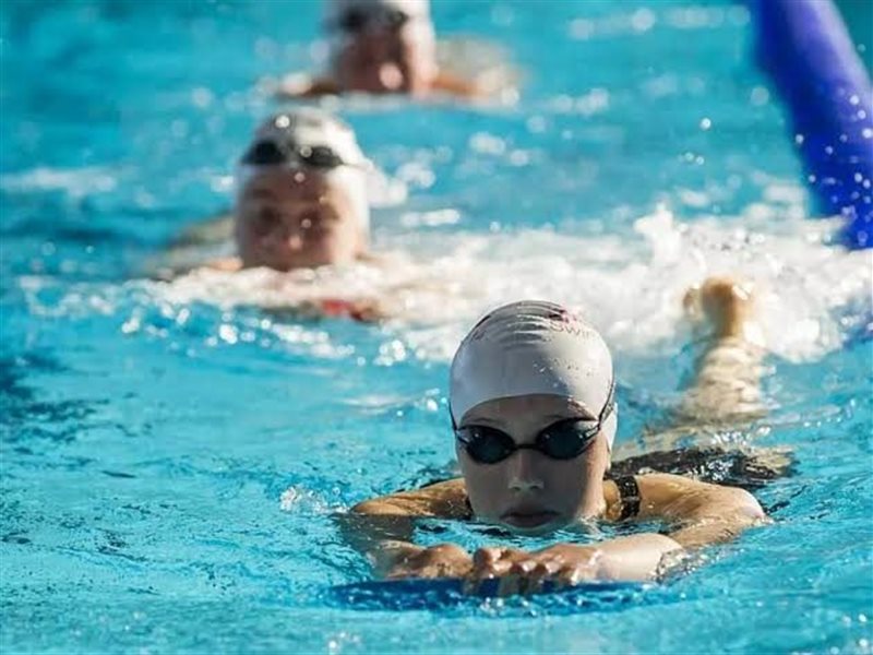 السباحة مفتاح تعزيز صحة المرأة ومكافحة السرطان 
