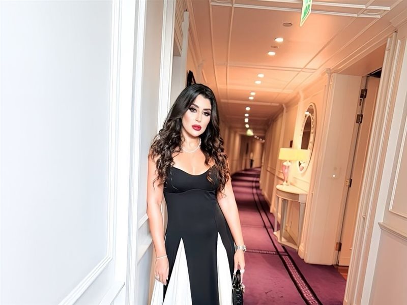 أيتن عامر تتألق بإطلالة جذابة في افتتاح مهرجان الشارقة السينمائي الدولي 