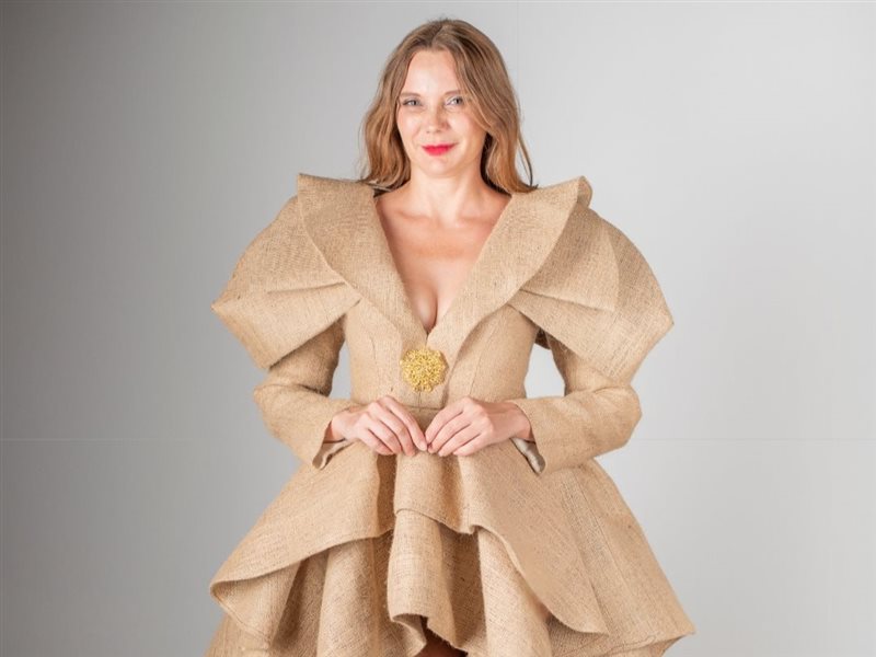 خاص.. محمد نور يُحدث ثورة في عالم الموضة بعرض أزياء مبتكر من الخيش الفاخر 