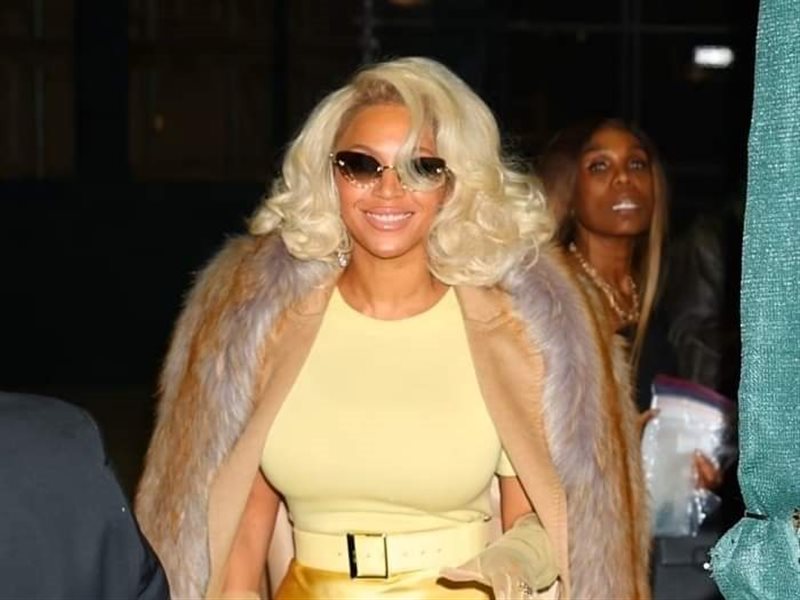 بيونسيه تتألق  بإطلالة ذهبية ساحرة في أجدد ظهور لها في نيويورك 