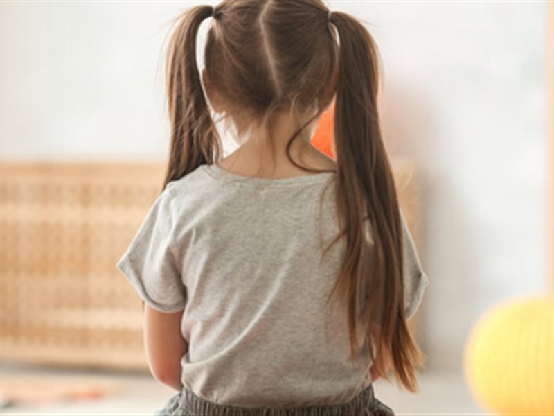 ما الفرق بين التوحد والحرمان البيئي؟.. استشاري أطفال تجيب 