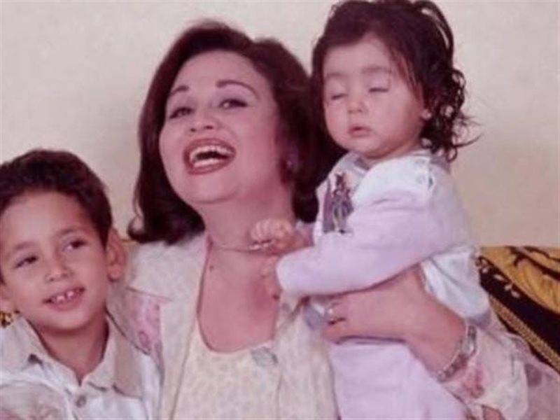 إلهام شاهين تستعيد ذكرياتها العائلية.. صورة نادرة لمحمود شاهين وإلهام صفي الدين