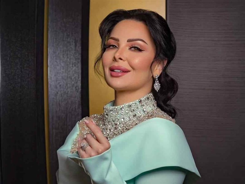 ديانا كرزون تتألق بفستان 