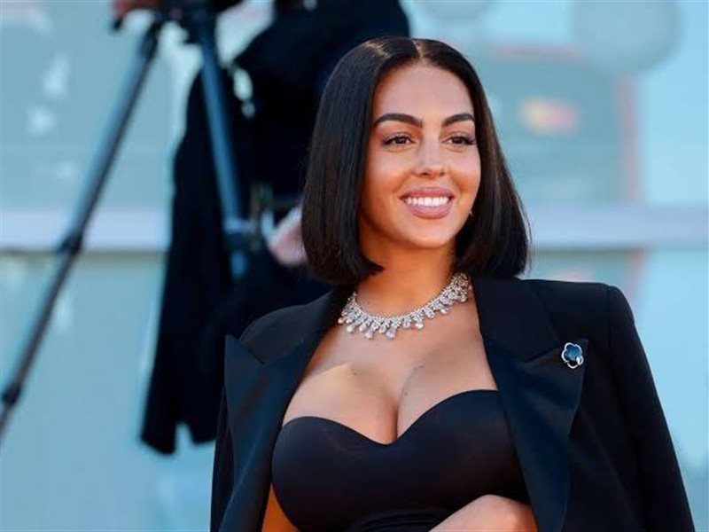 جورجينا رودريغيز تظهر مهاراتها في الطهي وتعد 