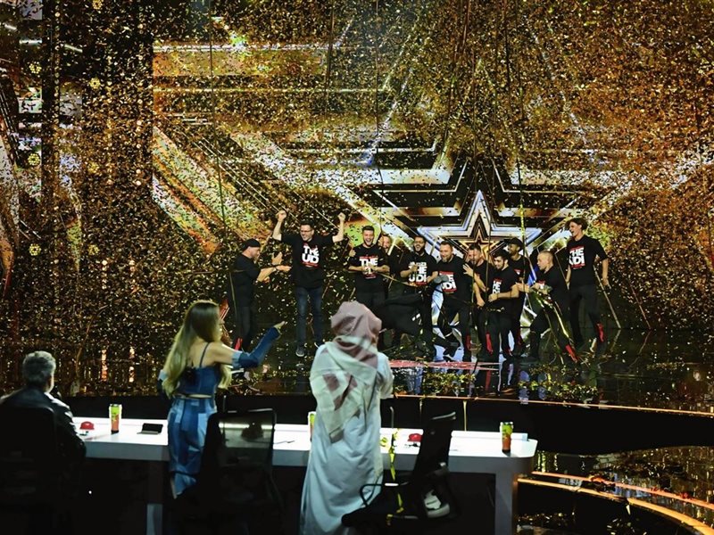 أول buzz ذهبي لفريق مصري روسي في برنامج Arabs Got Talent