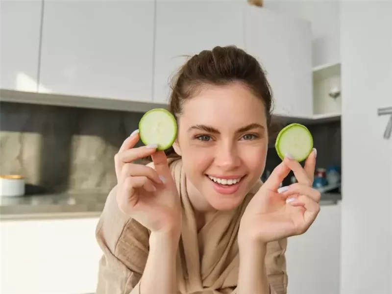 للحصول على بشرة أكثر صحة وشبابًا.. 5 إرشادات تساعدك في تحقيق ذلك