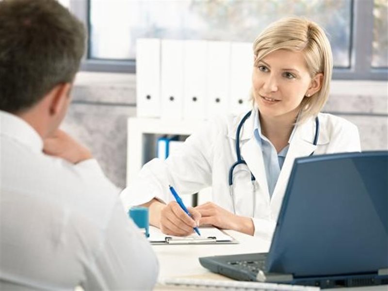 5 حالات مرضية تسبب الإمساك وألم الظهر.. تعرف عليها 