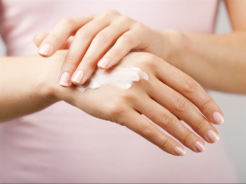 مع انخفاض درجات الحرارة.. دليلك للوقاية من جفاف اليدين وعلاجه