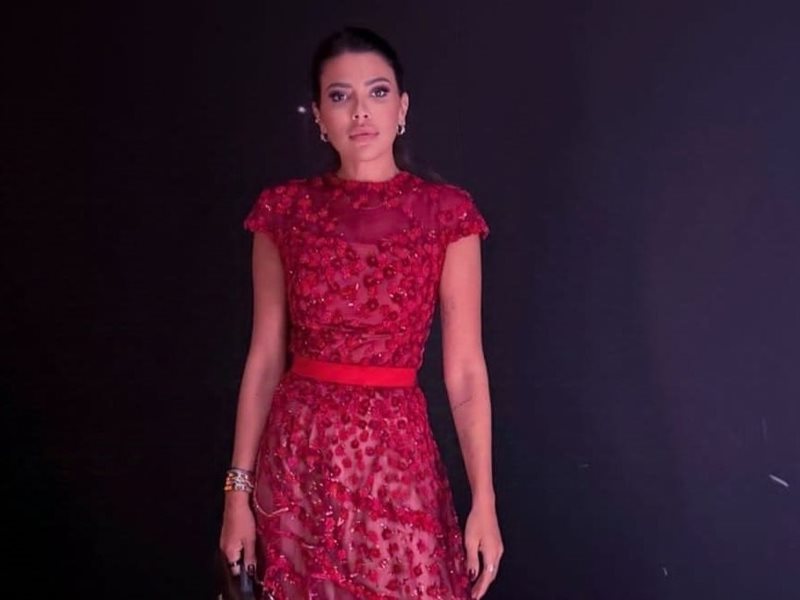 العنود بدر تتألق بالأحمر من عدنان أكبر بأسبوع الموضة في الرياض 