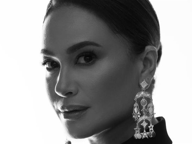 هند صبري بمجوهرات من تصميم عزة فهمي في جلسة تصوير لصالح مجلة 