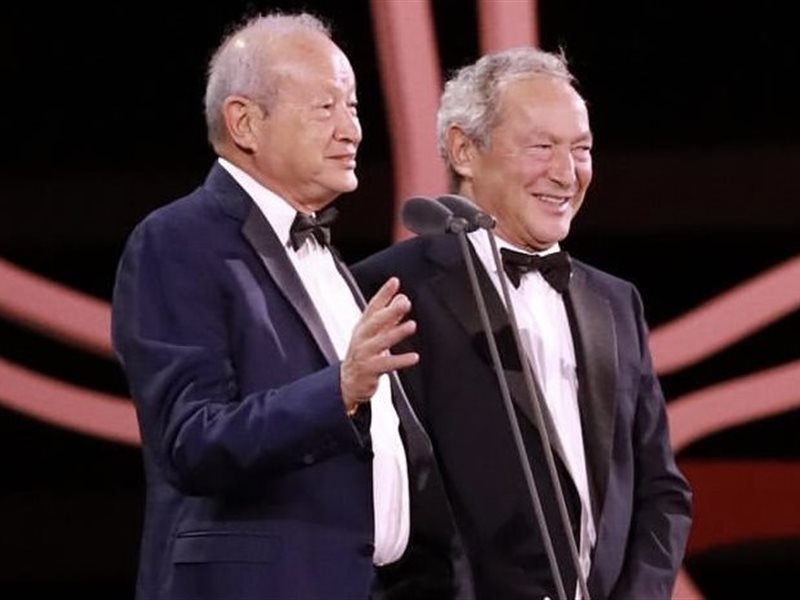 نجيب ساويرس يمازح شقيقه سميح ويوجه رسالة للعالم 