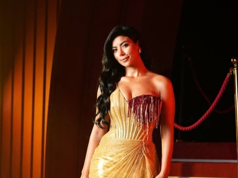 كارولين عزمي تتألق بإطلالة ذهبية ساحرة في مهرجان الجونة السينمائي 