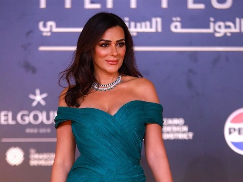 إنجي المقدم تتألق بإطلالة جريئة على السجادة الحمراء في مهرجان الجونة